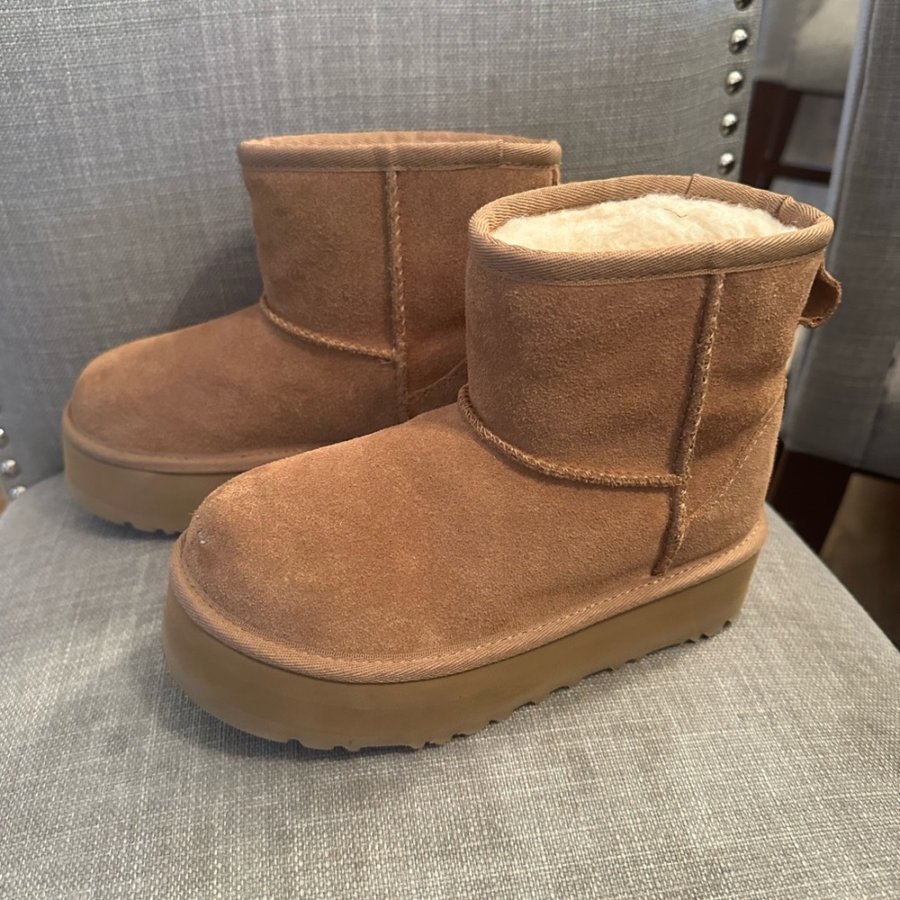 Girls uggs size 1